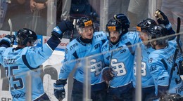 Na snímke hráči Slovana sa tešia z gólu počas zápasu 3. kola Tipsport ligy v hokeji medzi HC Slovan Bratislava a HC Košice.