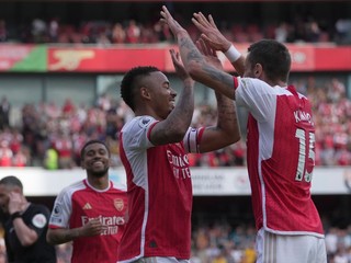 Jakub Kiwior (vpravo) sa teší z prvého gólu vo farbách Arsenalu. 