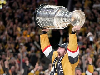 Kapitán tímu Mark Stone sa raduje zo zisku Stanley Cupu.