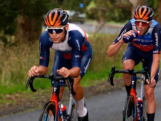 Austrálsky cyklista Chris Harper (vpravo) počas národného šampionátu.