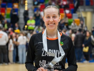 Nikola Dudášová (Brno) pózuje so striebornou medailou po treťom finálovom zápase play off českej ženskej basketbalovej ligy.