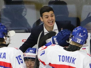 Tréner Martin Dendis na lavičke Slovenska U18.