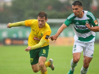 zľava Patrik Iľko (Žilina) a Mário Šuver (Skalica) bojujú o loptu