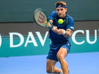 Alex Molčan odvracia úder Nicolásovi Mejiáovi z Kolumbie.