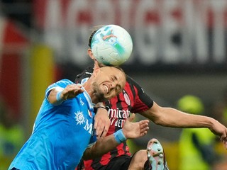 Stanislav Lobotka a Adrien Rabiot v súboji o loptu v zápase AC Miláno - Neapol.