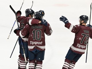 Hokejisti Slovana Bratislava oslavujú gól.