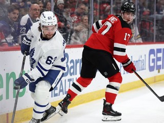 Hráč Toronto Maple Leafs Matias Maccelli a Šimon Nemec z New Jersey Devils.
