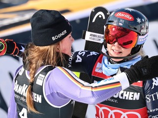 Mikaela Shiffrinová (vpravo) s Emmou Aicherovou.