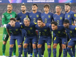 Na snímke základná jedenástka hráčov Atlética Madrid pózuje pred odvetou semifinále Ligy majstrov FC Arsenal - Atlético.