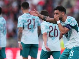 Bruno Fernandes oslavuje gól do siete Čile.
