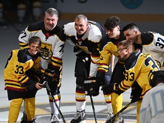 Zľava Ray Bourque, Zdeno Chára a Patrice Bergeron počas čestného buly rozlúčkového zápasu.