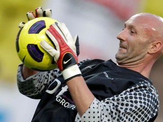 Brankár Fabien Barthez v charitatívnom zápase.
