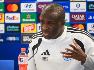 Na snímke tréner Slovana Yaya Touré počas tlačovej konferencie.