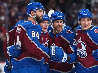 Brent Burns (vľavo) sa teší z gólu so spoluhráčmi