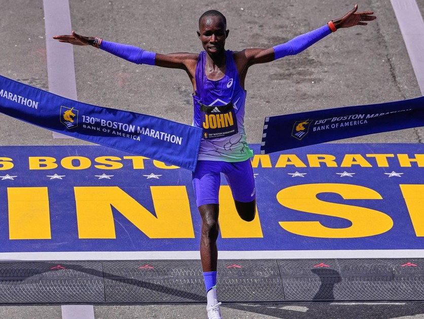 Obhajca prvenstva John Korir z Kene víťazí v kategórii mužov v maratóne v Bostone.