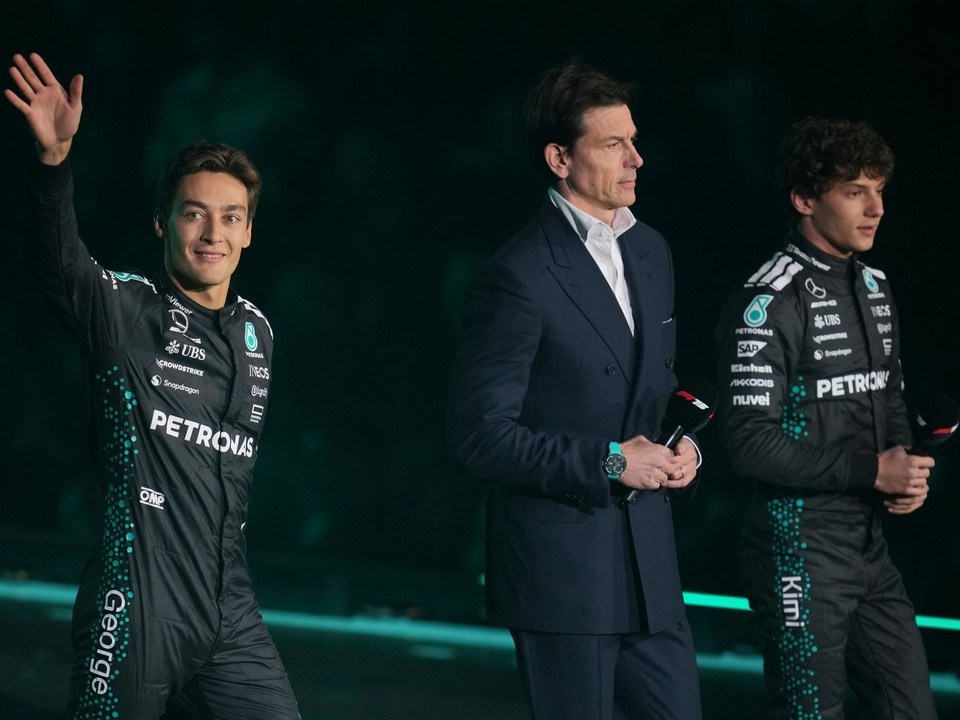 Šéf tímu Mercedes Toto Wolff a jazdci George Russell (vľavo) a Andrea Kimi Antonelli.