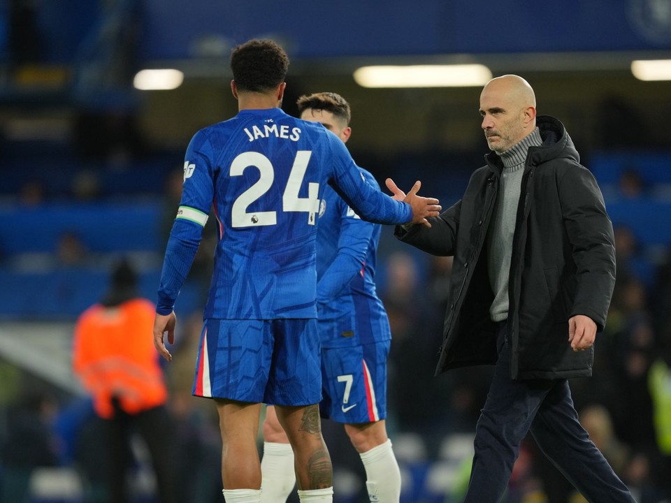 Tréner Enzo Maresca a kapitán Chelsea Reece James.