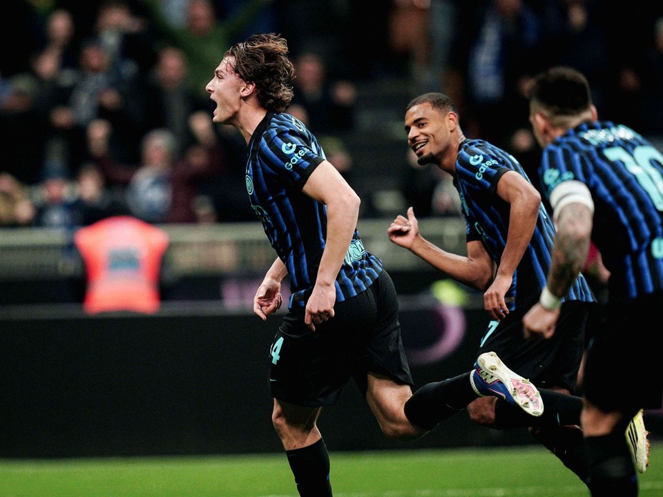 Futbalisti Interu Miláno oslavujú gól.