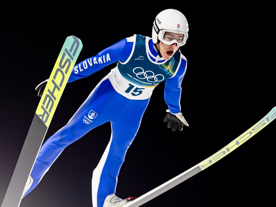 Slovenský skokan na lyžiach Hektor Kapustík počas súťaže na strednom mostíku na ZOH.