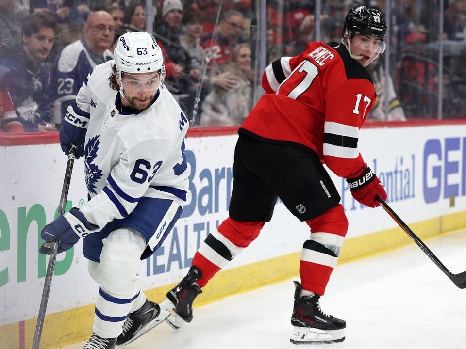 Hráč Toronto Maple Leafs Matias Maccelli a Šimon Nemec z New Jersey Devils.