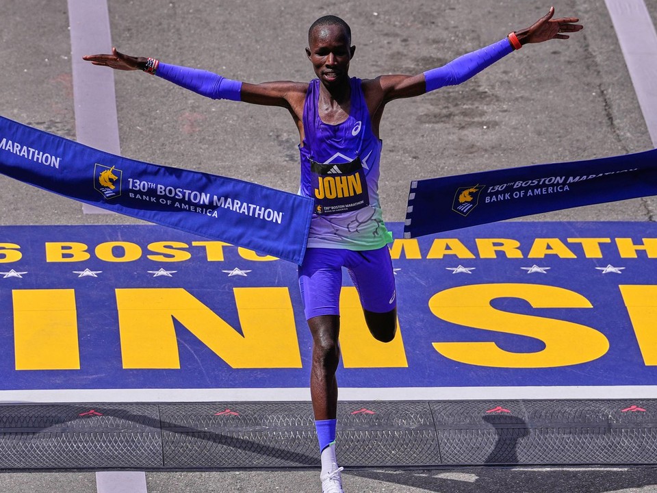 Obhajca prvenstva John Korir z Kene víťazí v kategórii mužov v maratóne v Bostone.