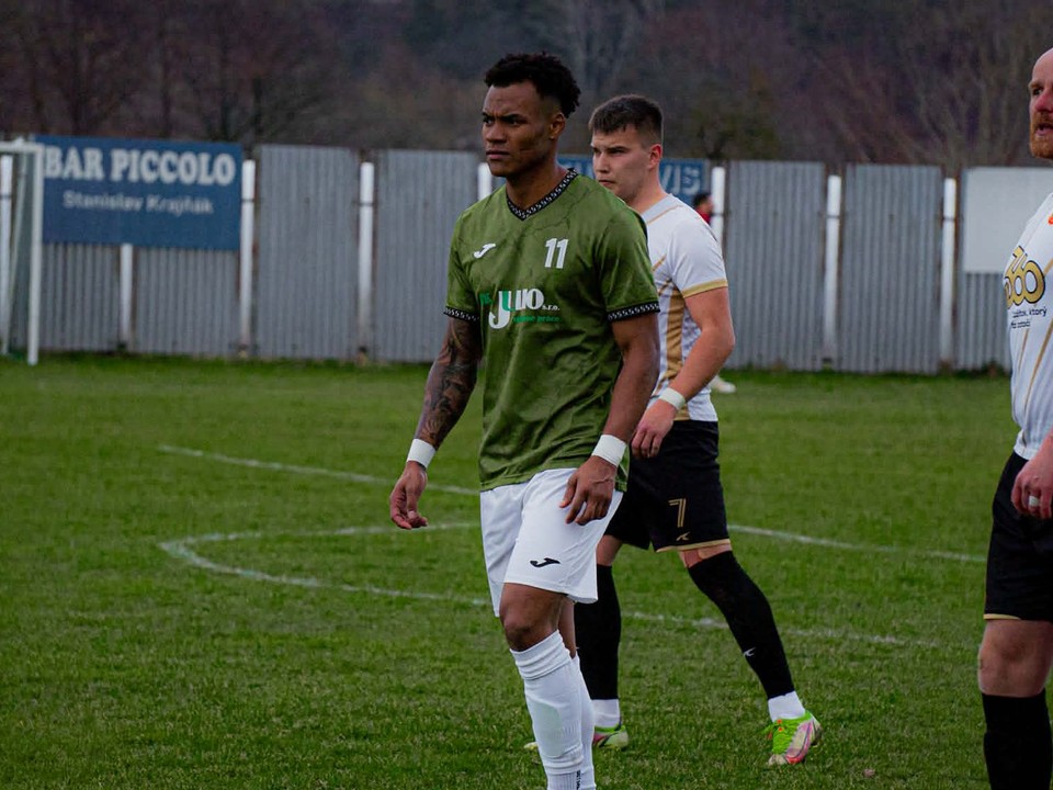 Carlos David Mena Jimenez v drese FK Gerlachov.