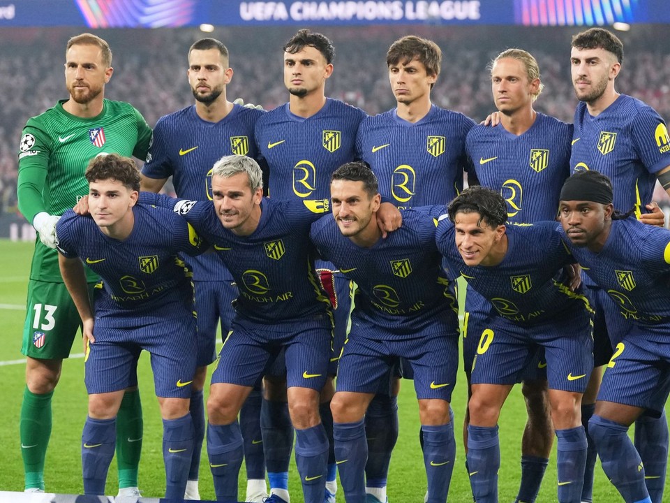 Na snímke základná jedenástka hráčov Atlética Madrid pózuje pred odvetou semifinále Ligy majstrov FC Arsenal - Atlético.