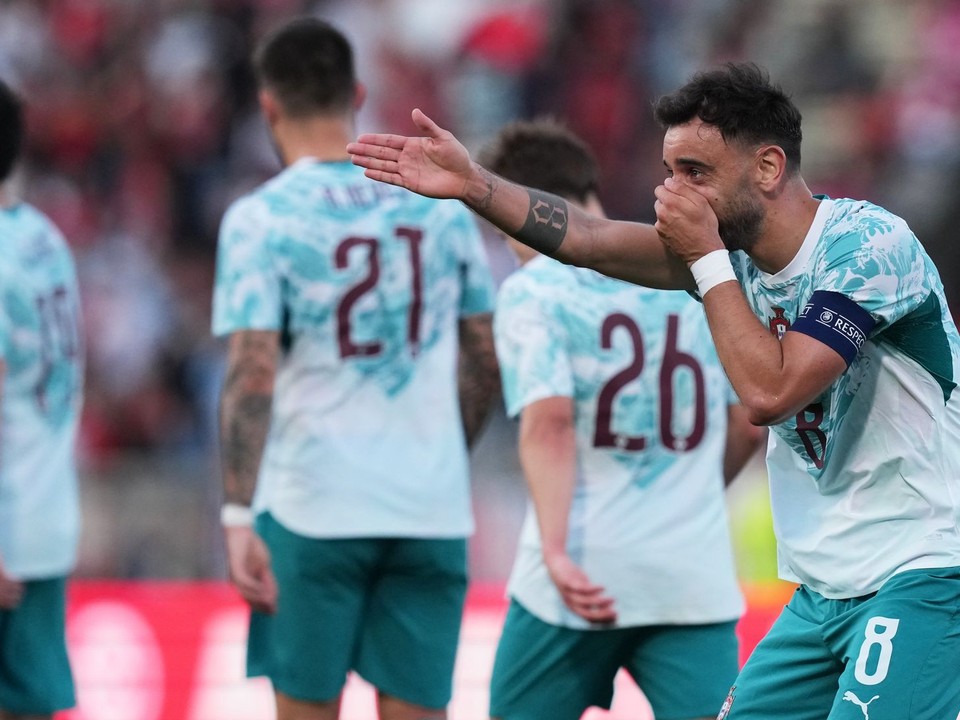Bruno Fernandes oslavuje gól do siete Čile.