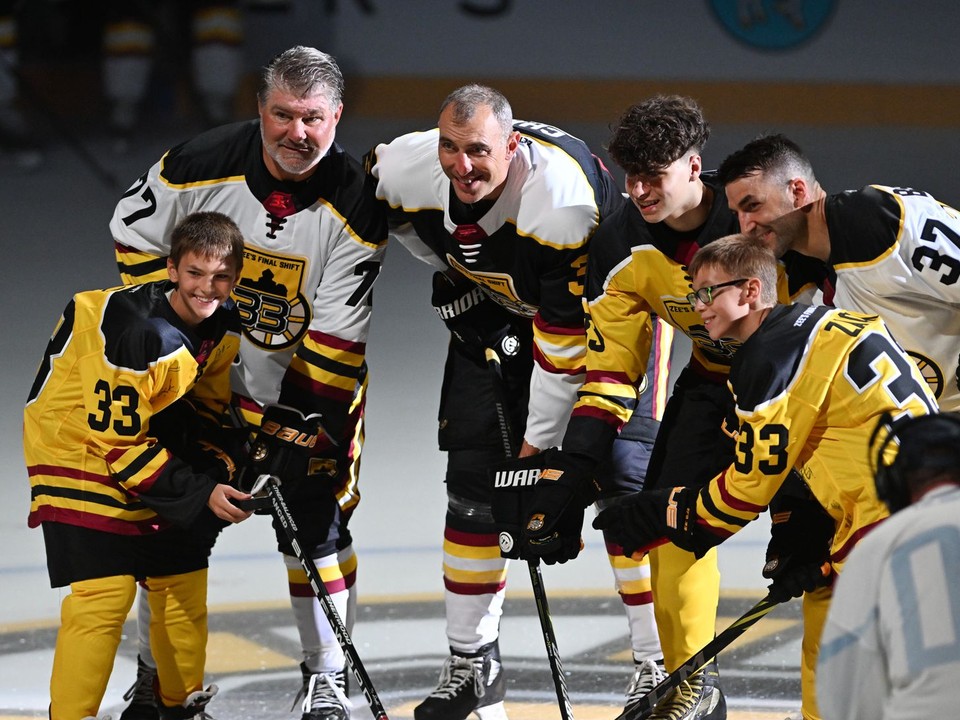 Zľava Ray Bourque, Zdeno Chára a Patrice Bergeron počas čestného buly rozlúčkového zápasu.