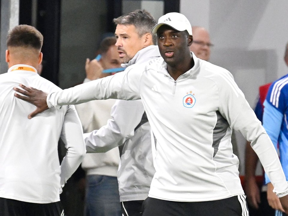 Na snímke tréner ŠK Slovan Yaya Touré v stretnutí 8. kola futbalovej Niké ligy ŠK Slovan Bratislava - MŠK Žilina.