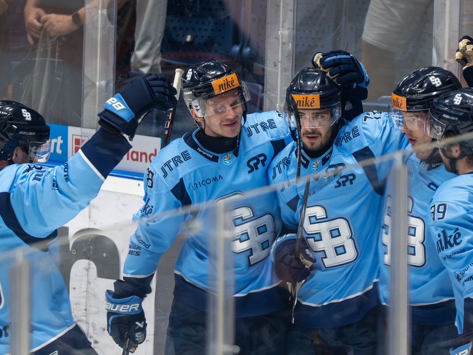 Na snímke hráči Slovana sa tešia z gólu počas zápasu 3. kola Tipsport ligy v hokeji medzi HC Slovan Bratislava a HC Košice.