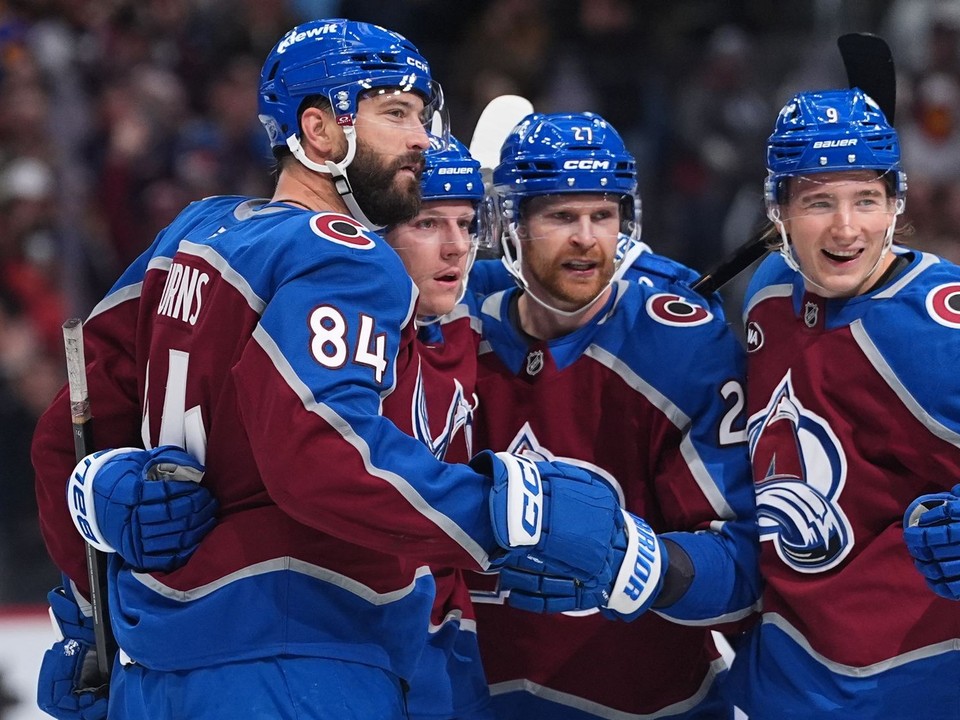 Brent Burns (vľavo) sa teší z gólu so spoluhráčmi