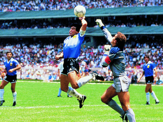 Diego Maradona a jeho gól "Božia ruka"