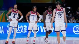 Sklamaní basketbalisti USA po prehre s Kanadou v súboji o bronz na MS v basketbale 2023.
