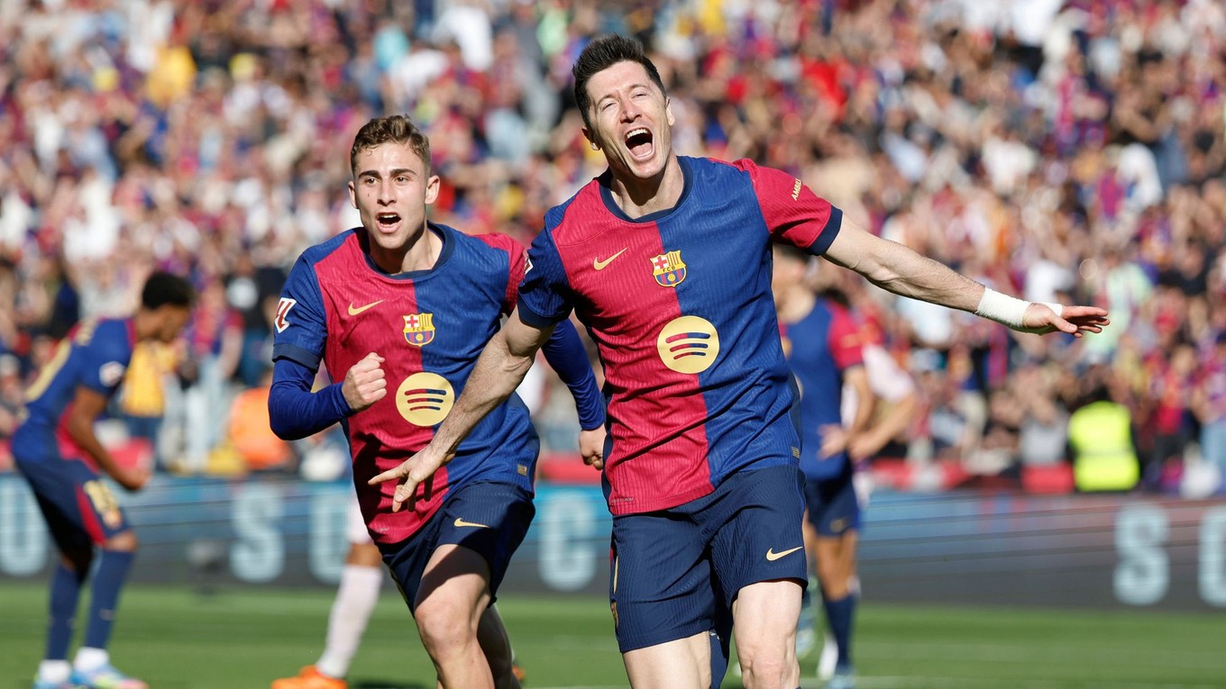 Robert Lewandowski (vpravo) sa teší z gólu 