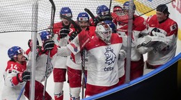 Českí hokejisti sa radujú z postupu do semifinále MS v hokeji do 20 rokov 2024.