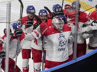 Českí hokejisti sa radujú z postupu do semifinále MS v hokeji do 20 rokov 2024.