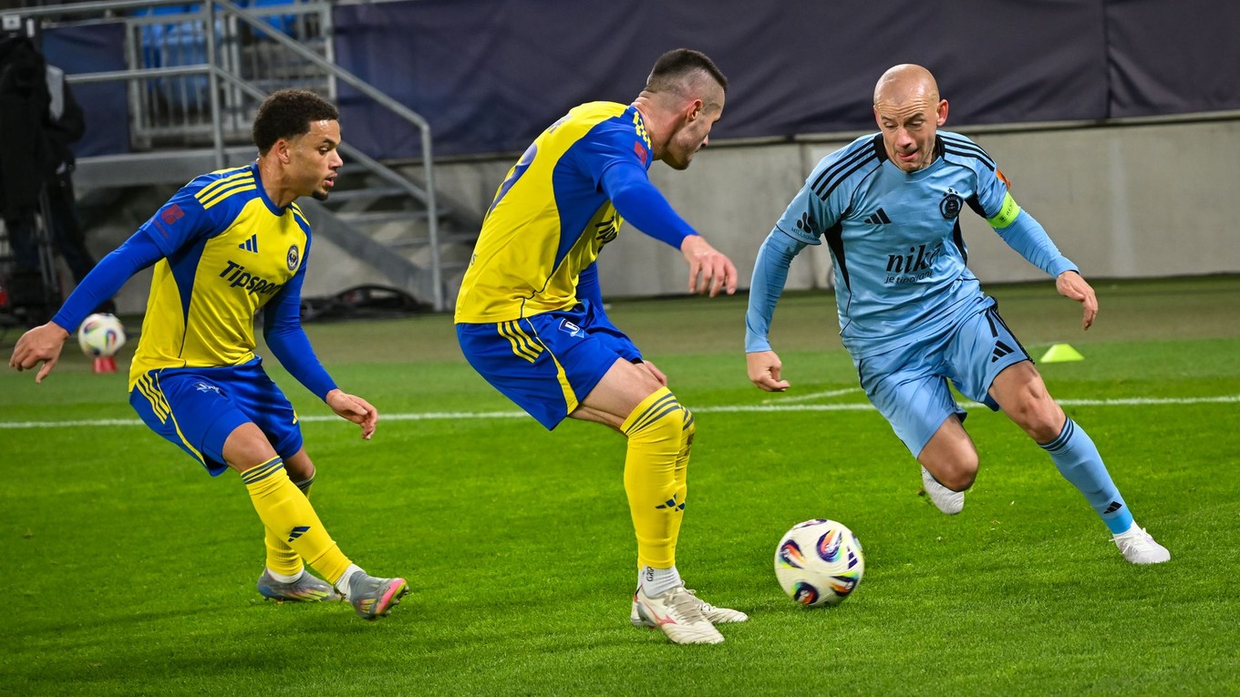 Zľava Kai Brosnan, Matej Čurma (obaja Michalovce) a Vladimír Weiss ml. (Slovan)