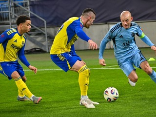 Zľava Kai Brosnan, Matej Čurma (obaja Michalovce) a Vladimír Weiss ml. (Slovan) 