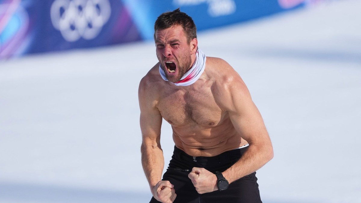 Rakúsky snoubordista Benjamin Karl sa teší z obhajoby titulu olympijského šampióna v disciplíne paralelný obrovský slalom na zimných olympijských hrách.