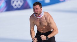 Rakúsky snoubordista Benjamin Karl sa teší z obhajoby titulu olympijského šampióna v disciplíne paralelný obrovský slalom na zimných olympijských hrách.
