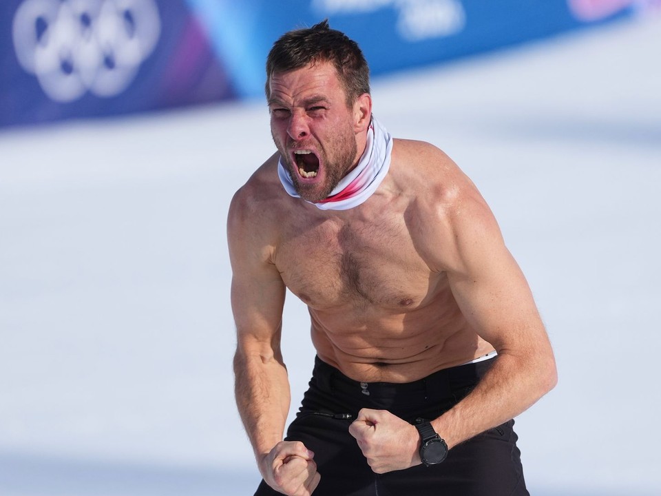 Rakúsky snoubordista Benjamin Karl sa teší z obhajoby titulu olympijského šampióna v disciplíne paralelný obrovský slalom na zimných olympijských hrách.