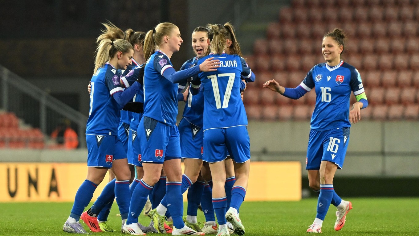 Slovenské futbalistky oslavujú gól