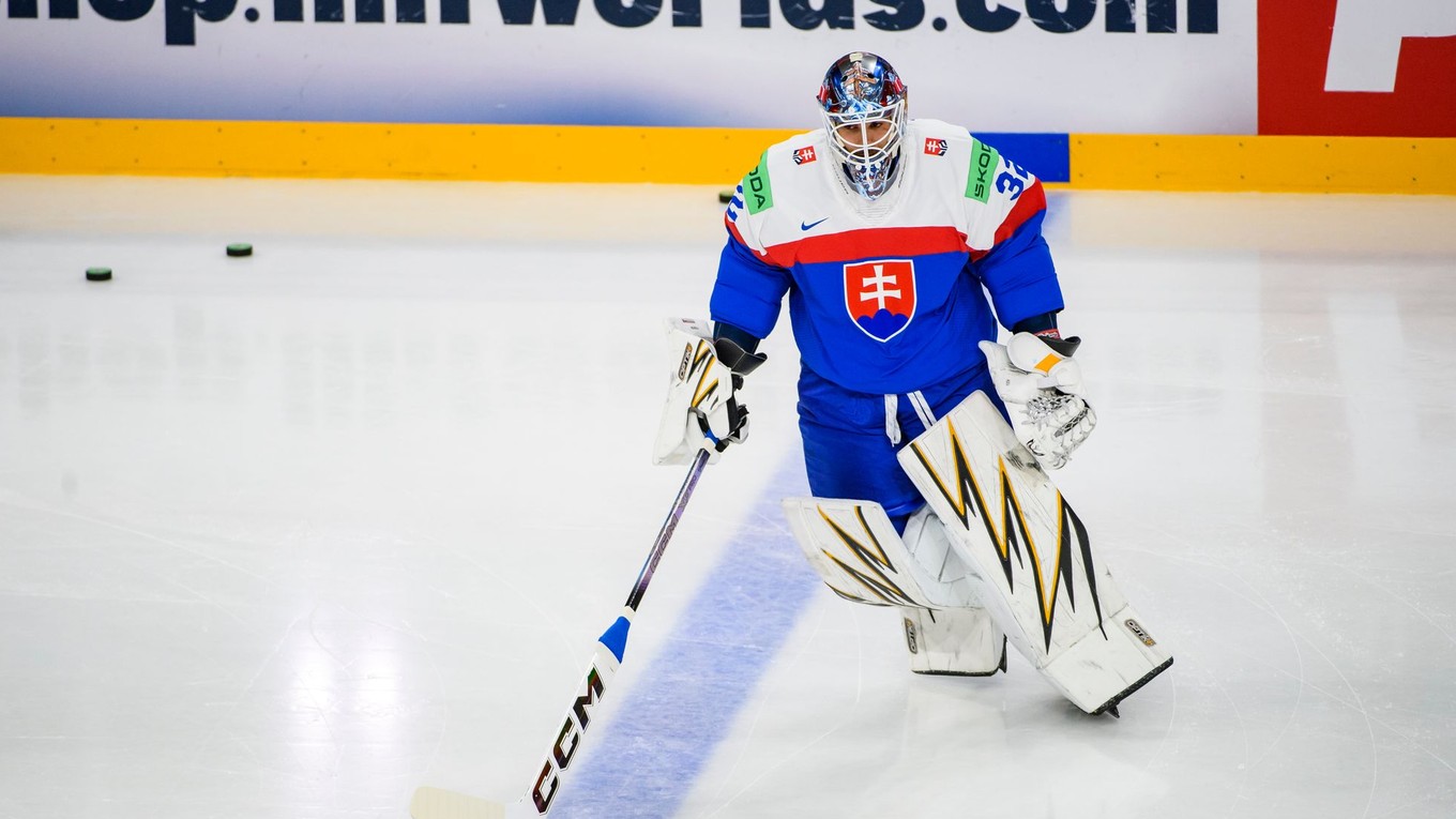 Brankár Patrik Rybár pred zápasom Slovensko - Kanada v skupine A na MS v hokeji 2025.