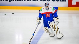 Brankár Patrik Rybár pred zápasom Slovensko - Kanada v skupine A na MS v hokeji 2025.
