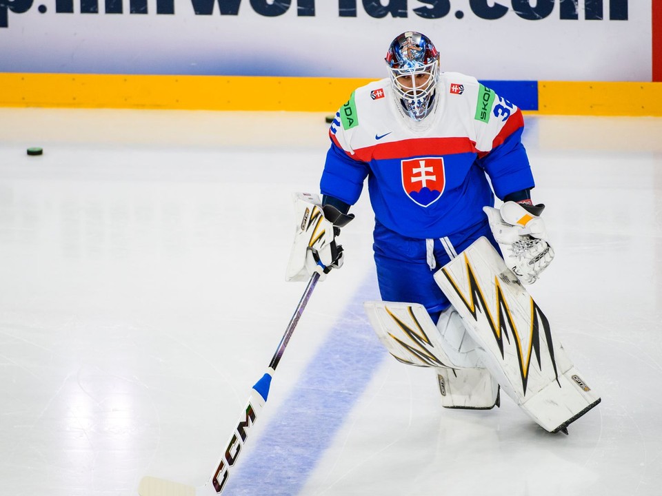 Brankár Patrik Rybár pred zápasom Slovensko - Kanada v skupine A na MS v hokeji 2025.