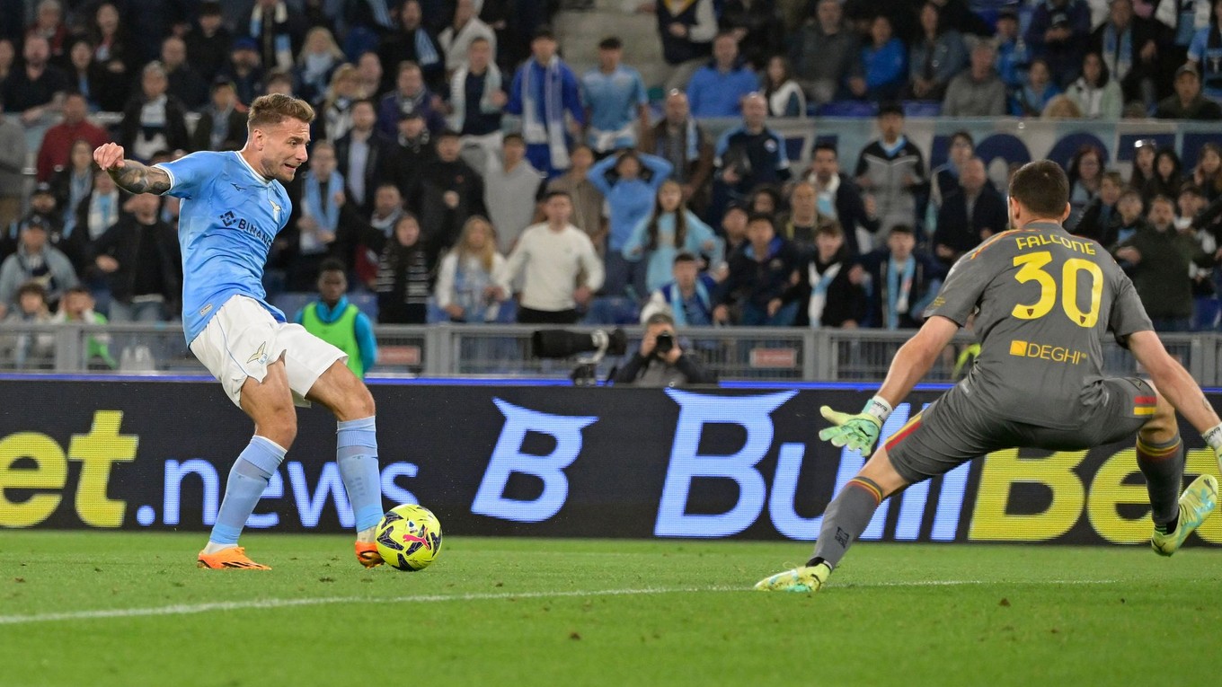 Útočník Lazia Ciro Immobile strieľa gól v zápase proti Lecce. 