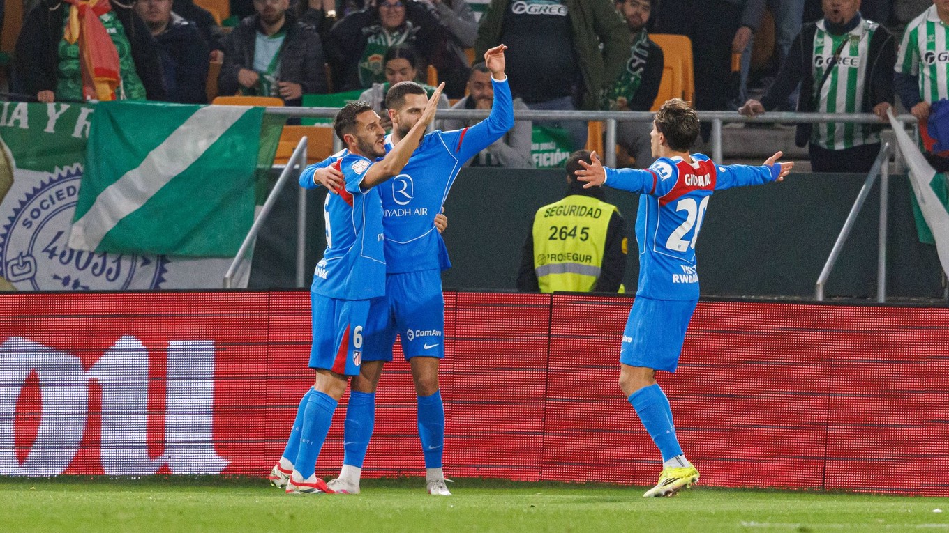 Dávid Hancko oslavuje so spoluhráčmi gól v sieti Realu Betis.