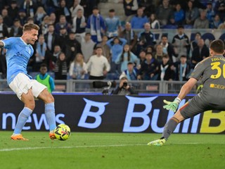 Útočník Lazia Ciro Immobile strieľa gól v zápase proti Lecce. 