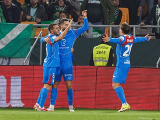 Dávid Hancko oslavuje so spoluhráčmi gól v sieti Realu Betis.